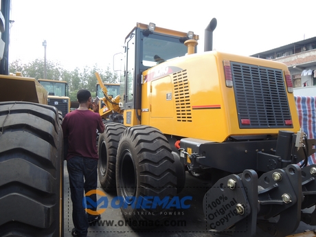 Ethiopian Client Visted Our Office and Inspected GR180 Motor Grader_2