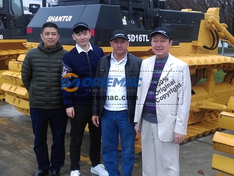 Vietnam Customer Visit Shantui Factory for Bulldozer_1