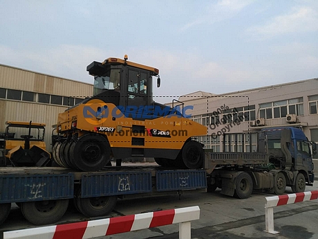 Algeria 2 XCMG Pneumatic Roller XP263_4