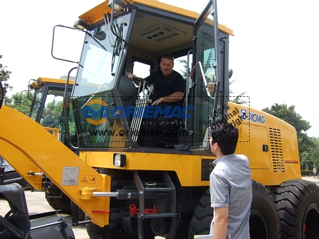 Australian Clients Visited Our XCMG Factory for Excavators_2