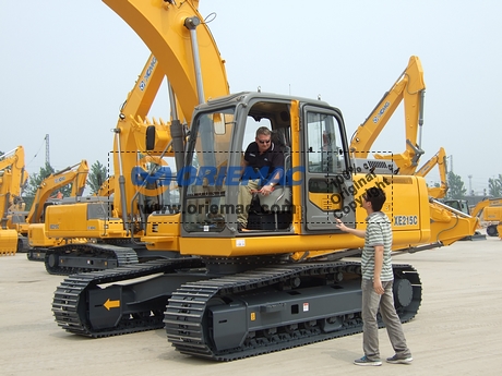 Australian Clients Visited Our XCMG Factory for Excavators_6