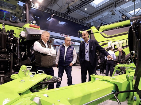 ZOOMLION's High-End Agricultural Machinery Draws Attention
